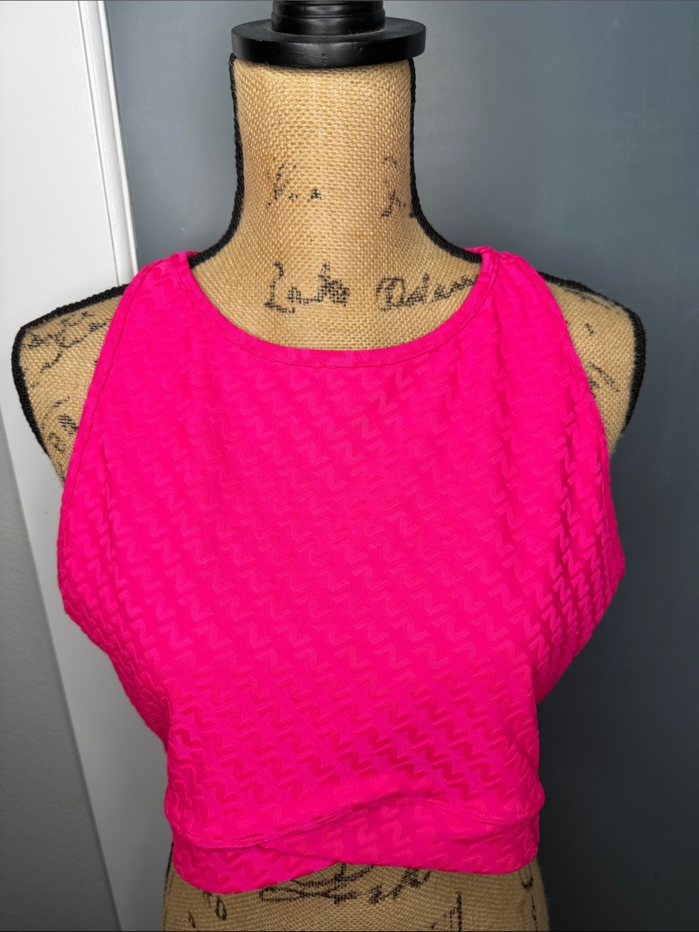 ZUMBA Wear Hot Pink Forever Z Textured Crop Tank Size XL. Excellent condition.